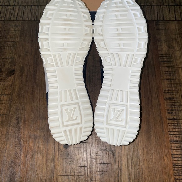 Size 10.5 (US) • Louis Vuitton Monogram Run Away Sneaker • VNDS • Pre-Owned. • - Picture 11 of 16